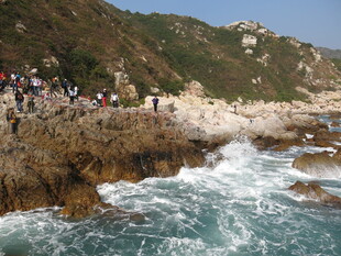 海边岩石上的观光人群