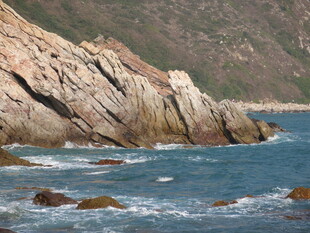 海边嶙峋岩石与蔚蓝海水