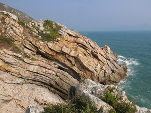 海边嶙峋岩石景观