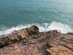 海边嶙峋礁石与翻涌浪花