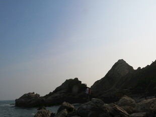 海边嶙峋岩石与蓝天