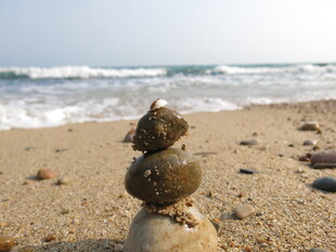 海边沙滩上的石头堆叠