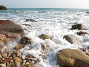 海浪拍打岸边的多彩礁石