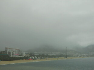 雾霭中的湖岸与远处建筑