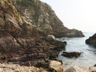 海岸边嶙峋岩石与海水景观