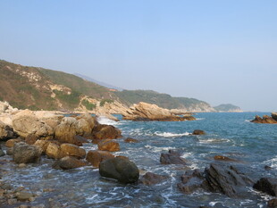 海边岩石与蔚蓝大海景观