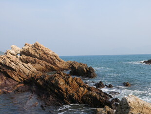 海边嶙峋礁石与蔚蓝大海