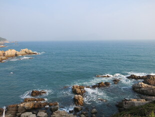 海边礁石与辽阔蓝色大海