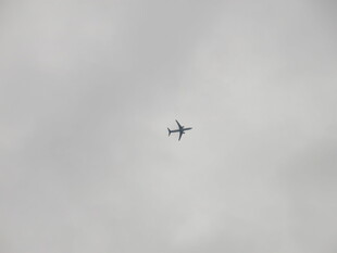 天空中翱翔的飞机