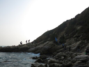 海边岩石上的徒步人群