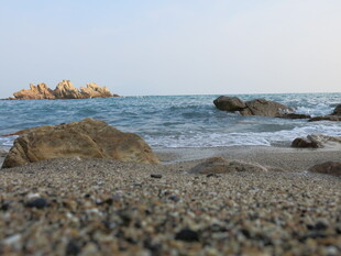 海边砾石滩 远观海中小岛