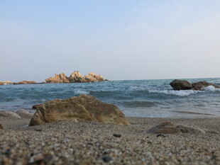 海边砾石滩景观