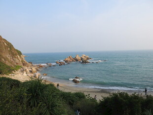 海边景致 礁石与葱郁植被