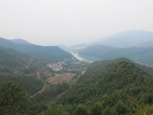 山间河谷秀丽风光