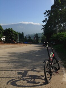 公路旁的自行车与远山风景