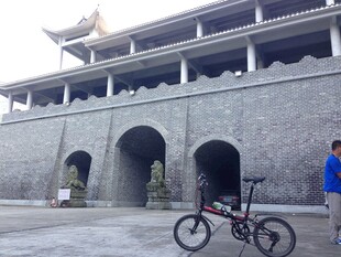 古建前的折叠自行车与行人