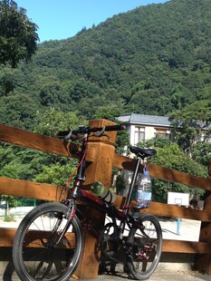 山间停靠的自行车与美景