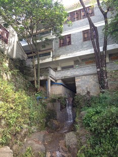山间流水旁的别致建筑