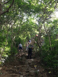 山林间的徒步旅行者