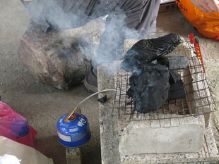 传统炭火烤制场景