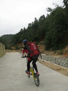 骑行者在山间小道骑行