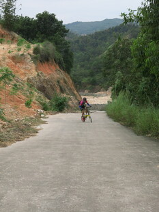山间骑行者穿行于小道
