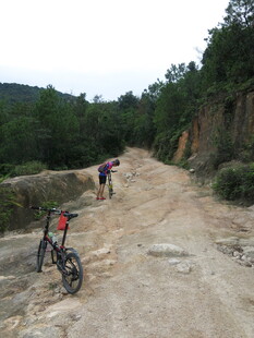 山地骑行者沿土路前行