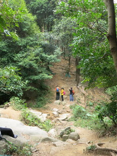 山林间的徒步者