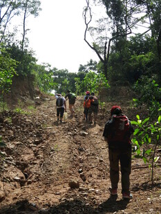 山林间的户外徒步队伍