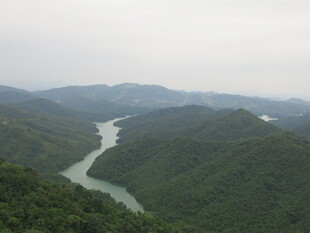 山间蜿蜒河流俯瞰美景