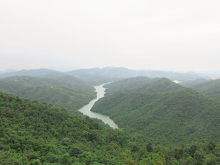 青山间蜿蜒河流美景