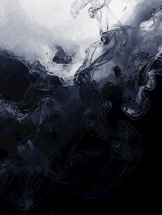 神秘云雾缭绕的深邃山林