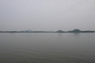 雾霭中的平静湖面