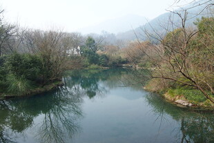 宁静河畔自然风光图