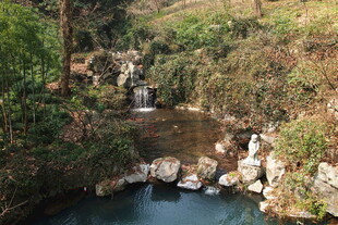 山间溪流瀑布自然美景