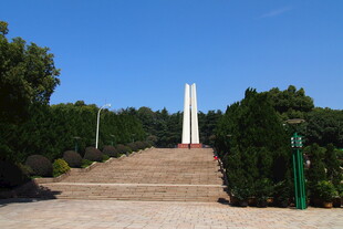 烈士纪念碑前的肃穆景致