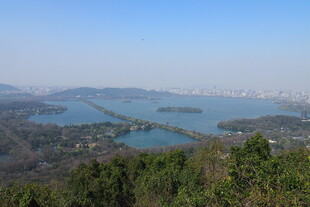 俯瞰美丽湖景与城市风光