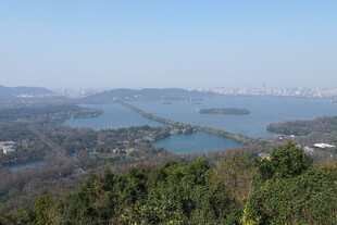 俯瞰秀丽湖景与葱郁山林