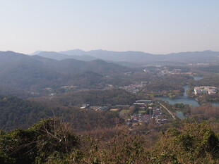 俯瞰山间城市风光