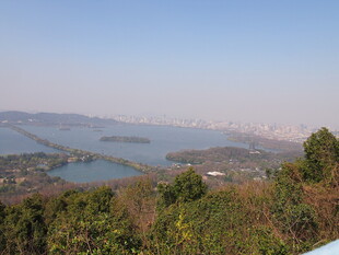 俯瞰山水间的美丽景致
