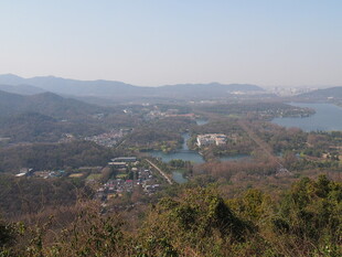 俯瞰山水相依的美丽景致