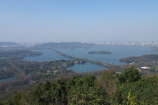 俯瞰秀丽湖景与周边风光