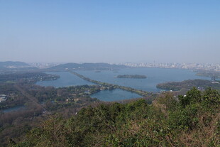 山顶俯瞰广阔湖景风光