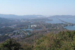 俯瞰山水间的美丽景致