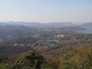 山巅俯瞰湖景与城市风光
