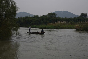 河上小船悠然行