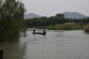 河上小船伴垂柳与远山