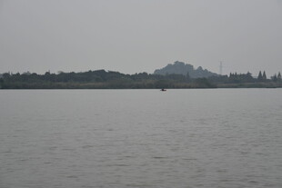 平静湖面与远处山峦景色