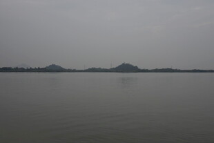 平静湖面与远处山峦