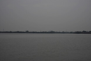 平静湖面 远处朦胧景色